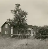 Byggningen på gården från sydväst. Ägare 1958 Edvin Jonsson.