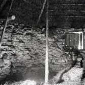Interiör från en ekonomibyggnad uppförd i natursten på Hagelstad nr. 6.