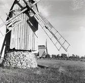 Väderkvarn med stenfot i Arbelunda på Öland.