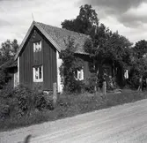 Bostadshus vid uppfarten till jägarbostället.