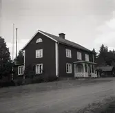 Mangårdsbyggnad med öppen veranda.