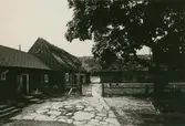 John Johanssons gård mot portskjulet.