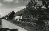 Byvägen med lantgården i förgrunden.