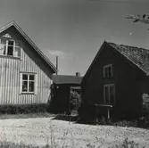 Gården från vägen. Boningshuset till vänster. Brygghuset till höger.