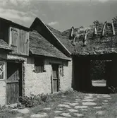 Vagnsskjulet med en bod till vänster.