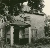 Marsjö gård. En gammal förstuga, flyttad till brygghuset.