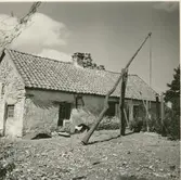 Brunnsvippen och brygghuset på Hilvard Simonssons gård.