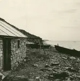 Hilvard Simonssons sjöbod och upplagda båtar.