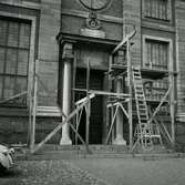 Portalen på Kalmar domkyrka under restaureringen 1959.