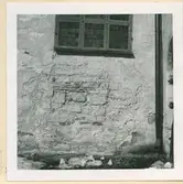 Puts- och muryta på västra längan, norr om valvportalen på Kalmar slott.