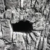 Skottglugg i befästningsverket.