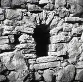 Skottglugg i befästningsverket.