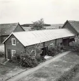 Oppgården från ladugården mot väster.