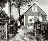 Verner Arvidssons gård, södra längorna och ingång från vägen.