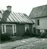 Eibert Anderssons gård. Den gamla byggnaden till vänster, den  nya till höger.