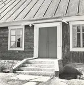 Entrén till stora byggnaden på Södra Norrby 1:2.