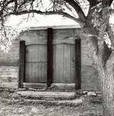 Dörrarna till saltbod och vedbod på gården Södra Norrby 1:2. Ägare: O. Olsson.