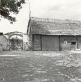 T. Meurlings gård. Gårdsporten med vagnskjul och ladugården till höger.
