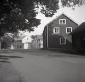 Sockenstugan och gästgivargården till vänster.