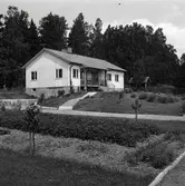 Terassen framför huset utgöres till största delen av en fornlämning, som finnes markerad på ekonomiska kartan.