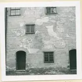 Skador i putsen å östra längan på inre borggården.