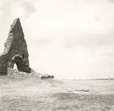 S:a Britas källa i förgrunden och kapellets gavel till vänster.