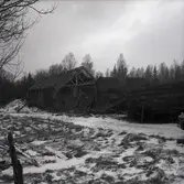 Ladugården i Lilla Kolfly med nedrasade loftboden. Från norr.