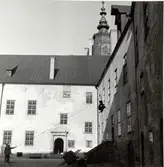 Nedhalning av föremål från magasin på slottsvinden. Herrar Nilsson och Petersson sköter arbetet.