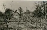 Algutsrums kyrka från fruktträdgård.