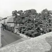 Huset är ett av stadens äldsta trähus, troligen byggt i slutet av 1600-talet och samtida med stadsporten Kavaljeren. Högt valmtak, omändrat till nuvarande form cirka 1860-70. Huset har ändrats under 1800-talet. Enligt stadsfullmäktigebeslut i Kalmar skall byggnaden flyttas bort från sin hittillsvarande plats.
Foto: Lagergren ATA.