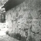 Sidobyggnad vid Frödinge kyrka.