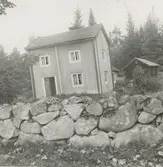 Byggnad, tillhörig fru Laura Lindgren. Huset uppges utgöra hälften av en större byggnad.