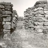 En av de nio portarna till Ismantorps borg.
Ismantorp fornborg.