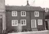 Norra Långgatan 82. Bilden tagen 1967, innan husen renoverades.