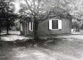 Annex bestående av rum, kök och veranda. Rivet 1940.