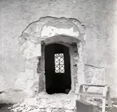 En portal  i Voxtorp kyrka, med rasmassor framför.