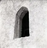 Ett fönster vid renovering av Voxtorps kyrka.