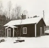 Lokförarbostaden och lokstallet till den nu upprivna skogsbanan på kronoparken. 200 meter sydsydväst om Gullringens station. Foto från öster.

Foto: KG Petersson 12.2.1973
