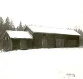 Uyhuslänga SÖ om boningshuset. Innerhåller från vänster: 
1) brygghus (använd senast som smedja).  
2) visthusbod.
3) vagnbord och magasin.
