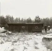 Uthus sydöst om boningshuset. Innehåller 1) avträde, 2) hönshus, 3) svinstia. 
Från söder.
