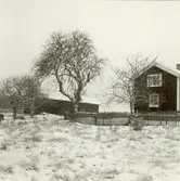 Österhult
Parstuga och kvarstående uthusbyggnader. Från sydsydväst.