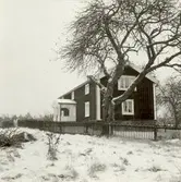 Österhult
Parstuga och kvarstående uthusbyggnader. Från söder.