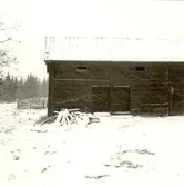 Visthusboddelen av uthuslängan. I bakgrunden till vänster grinden och gärdesgården kring 