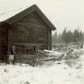 Österhult

Uthuslängans nordöstra gavel med rester av svingården. I bakgrunden hägnaden kring kålgården. Från östsydöst.