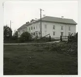 Hullgrenska gården från norr.

Hullgrenska gården är en gammal byggnadsminnesmärkt köpmansgård som ligger i Pataholm, Mönsterås kommun. Gården byggdes av handlaren C J Hullgren kring 1800-talets mitt. Det stora bostadshuset är i empirkaraktär och byggt i vinkel med inkörsport i undervåningen. Husets interiör förändrades under 1860-1870-talen då dekorativa målningar utfördes av marinmålaren Oscar Hullgren.

(Hämtat från Wikipedia)