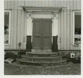 Hullgrenska gården, affärsdörren.

Hullgrenska gården är en gammal byggnadsminnesmärkt köpmansgård som ligger i Pataholm, Mönsterås kommun. Gården byggdes av handlaren C J Hullgren kring 1800-talets mitt. Det stora bostadshuset är i empirkaraktär och byggt i vinkel med inkörsport i undervåningen. Husets interiör förändrades under 1860-1870-talen då dekorativa målningar utfördes av marinmålaren Oscar Hullgren.

(Hämtat från Wikipedia)