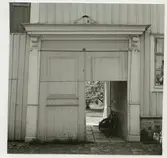 Hullgrenska gården, porten mot gatan.

Hullgrenska gården är en gammal byggnadsminnesmärkt köpmansgård som ligger i Pataholm, Mönsterås kommun. Gården byggdes av handlaren C J Hullgren kring 1800-talets mitt. Det stora bostadshuset är i empirkaraktär och byggt i vinkel med inkörsport i undervåningen. Husets interiör förändrades under 1860-1870-talen då dekorativa målningar utfördes av marinmålaren Oscar Hullgren.

(Hämtat från Wikipedia)