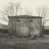 Berga bruksgård.

Stenhus mellan ladugård och bruksbyggnad, från söder.