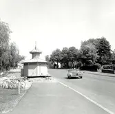 Pumphuset under flyttning p.g.a. vägbreddning.