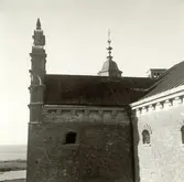 Kalmar slott med gesims och ett torn i bakgrunden.